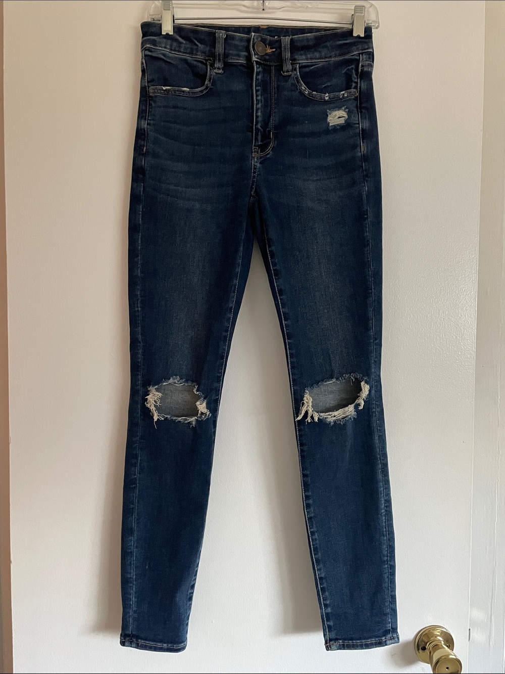 American Eagle Outfitters Dark Blue Distressed Skinny Jeans
Size 6 Reg. (Girl)
